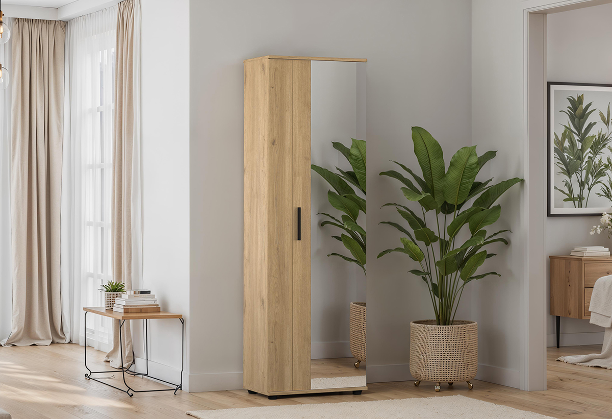 Απεικονίζεται η παπουτσοθήκη στην είσοδο ενός σπιτιού.